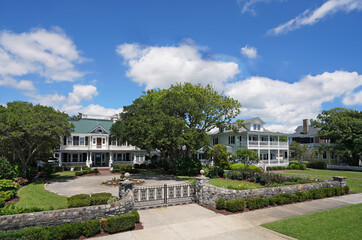 Obraz premium Historic homes along Front St in downtown Beaufort North Carolina