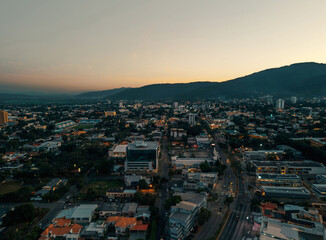Aardecer en la Avenida Circunvalacion en la ciudad de San Pedro Sula, Honduras