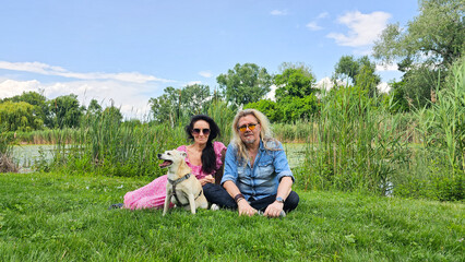 Fototapeta premium Ehepaar mit Hund im Park