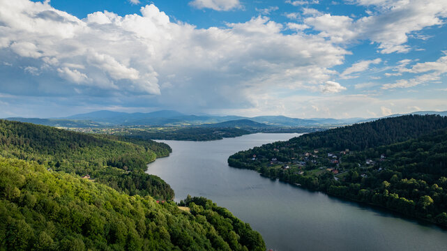 Jezioro Żywieckie rok 2024  - Beskidy - Krajobraz jezior na tle g&oacute;rskich szczyt&oacute;w - Miasto żywiec