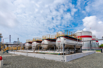 Oil tank equipment for petrochemical plants