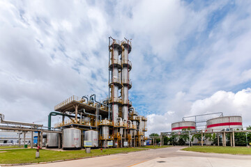 Fractionating tower equipment in petrochemical plants