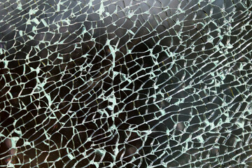 Szklana tafla szkła popękana w drobne kawałki. Tło.  © FotoDax