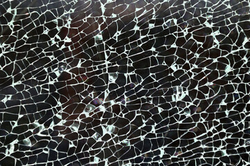 Szklana tafla szkła popękana w drobne kawałki. Tło.  © FotoDax