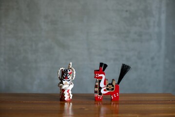 民芸品をテーブルに並べたところ