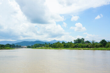 茶色く濁った川の上に広がる青く鮮やかな空