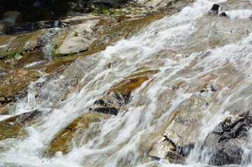 岩場を勢いよく流れ落ちる水の様子