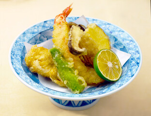 日本の和食料理　海老と野菜の天ぷら盛合せ