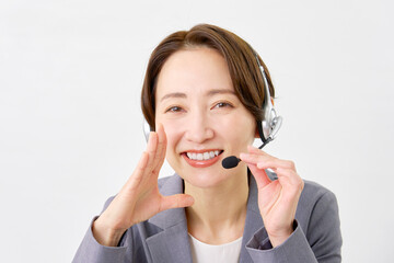 呼びかけるオペレーター　白背景