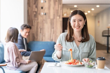 カフェ・レストラン・飲食店で食事をする女性・恋人・同僚

