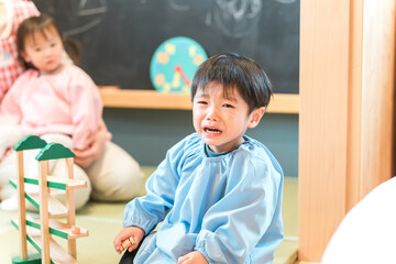 保育園・幼稚園・託児所・保育所でぐずる・大泣きする園児の男の子（イヤイヤ期・ギャン泣き・わがまま）
