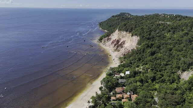 Drone flies north from Gamboa along the beach and over the iconic Pared&atilde;o de Argila