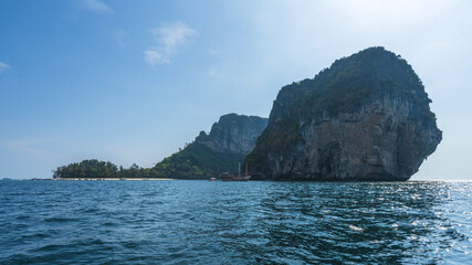 Naklejka premium longtail boat trip to ko poda and chicken island in krabi in thailand