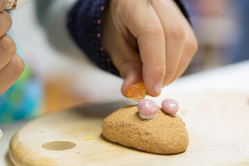 料理教室で小学生の子どもがお菓子を使った料理を作る