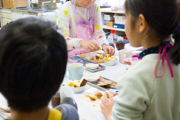 料理教室で小学生の子どもがお菓子を使った料理を作る