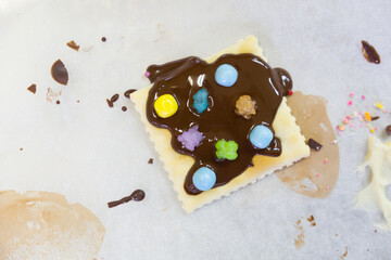 小学生の子ども料理教室でチョコレートやスナック菓子を使って工作する