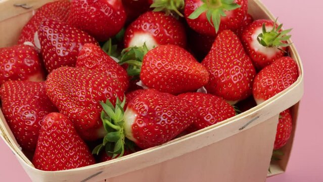 barquette de fraises et confiture, vue du dessus, en gros plan.	
