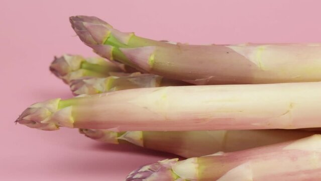 asperges blanches isol&eacute;es sur un fond rose