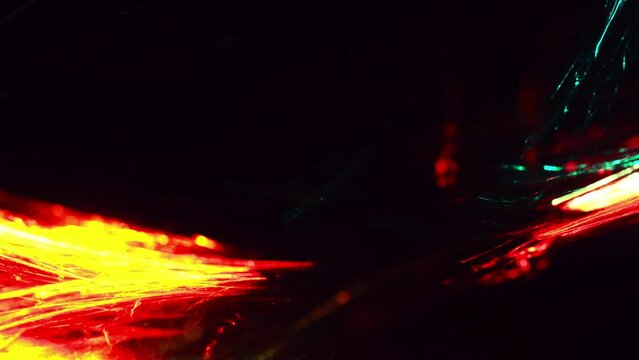 Futuristischer feuerroter animierter Lichteffekt in hell leuchtender Energiestruktur. Geschwindigkeitseffekt. Abstrakte leuchtende Lichtlinien, bewegte Energiestrahlen, innovativ