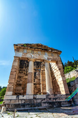 Obraz premium Athenian Treasury in Delphi, an archaeological site in Greece, at the Mount Parnassus.