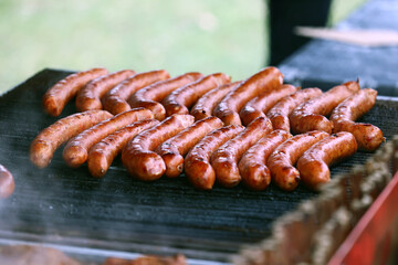 Grilowane na ogniu mięso na obiad.