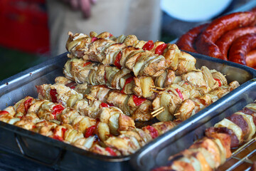 Grilowane na ogniu mięso na obiad.