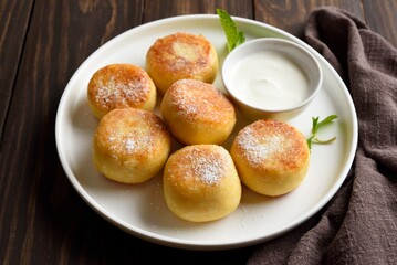 Cheesecakes from cottage cheese (syrniki or curd fritters)