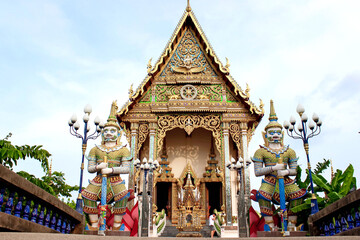 Obraz premium A grand temple entrance adorned with guardian statues, reflecting the heritage of Thailand