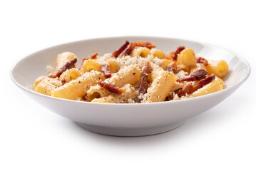 Piatto di rigatoni alla gricia, tipica ricetta di pasta romana con pecorino, guanciale e pepe nero, cibo italiano 