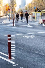 Radweg Markierung und Trennung vom Autoverkehr in Barcelona, Spanien