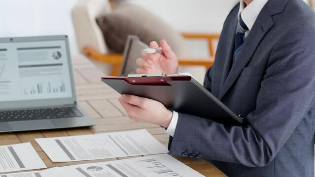 お客様のヒアリングをするビジネスマン