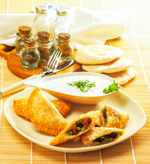 samosas con salsa de yogur y hierbabuena 