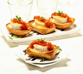 tosta de queso de cabra al horno con tomates confitados 