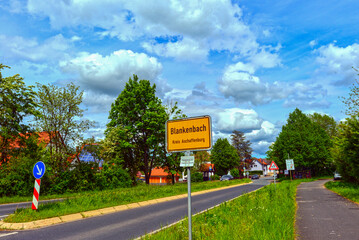 Die Staatsstra&szlig;e 2305 in Blankenbach im Landkreis Aschaffenburg (Bayern)