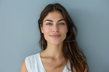 Obraz premium A close up portrait of a young woman with a subtle smile