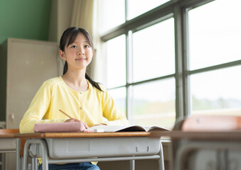 授業中の女子小学生