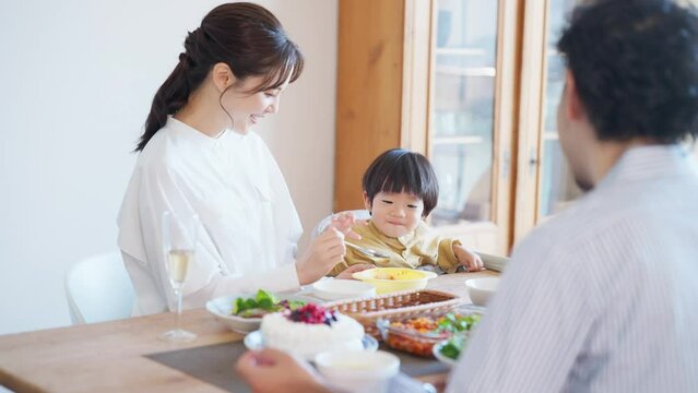 ダイニングで食事をする2歳の男の子