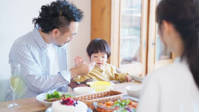 ダイニングで食事をする2歳の男の子
