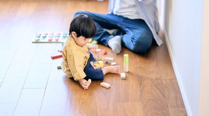 1歳10ヶ月の息子と遊ぶ父親