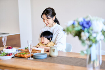 息子の誕生日を祝う母親