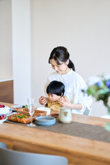 息子の誕生日を祝う母親