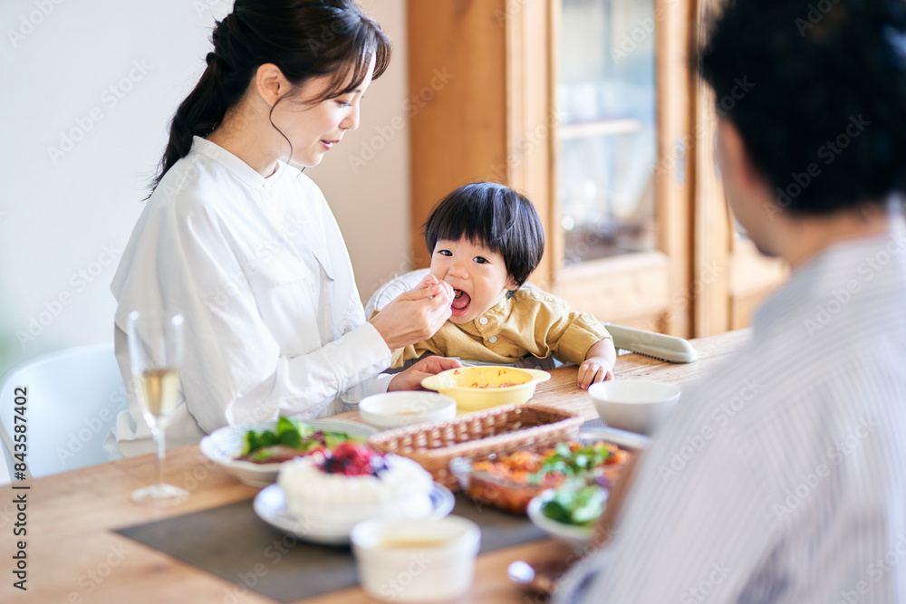 Canvas Prints ダイニングで食事をする2歳の男の子