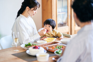 ダイニングで食事をする2歳の男の子