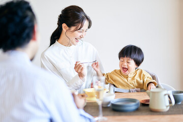 ダイニングで食事をする2歳の男の子