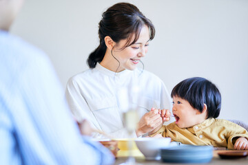 ダイニングで食事をする2歳の男の子