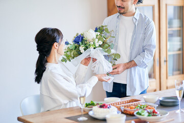 記念日に花束を渡す男性