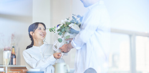 記念日に花束を渡す男性