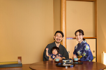 旅館でリラックスする3人家族