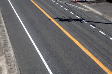 日本で撮影された車道の写真。車なし。