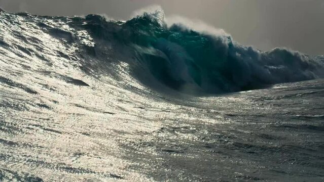 Successive sea waves and big tunnel wave